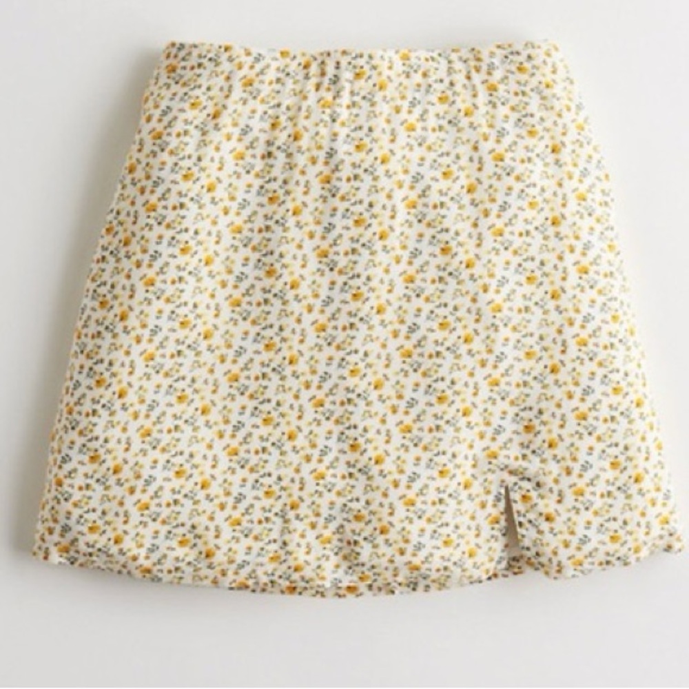 Hollister Ultra-High Rise Yellow and White Floral Lined Mini Skirt - Medium